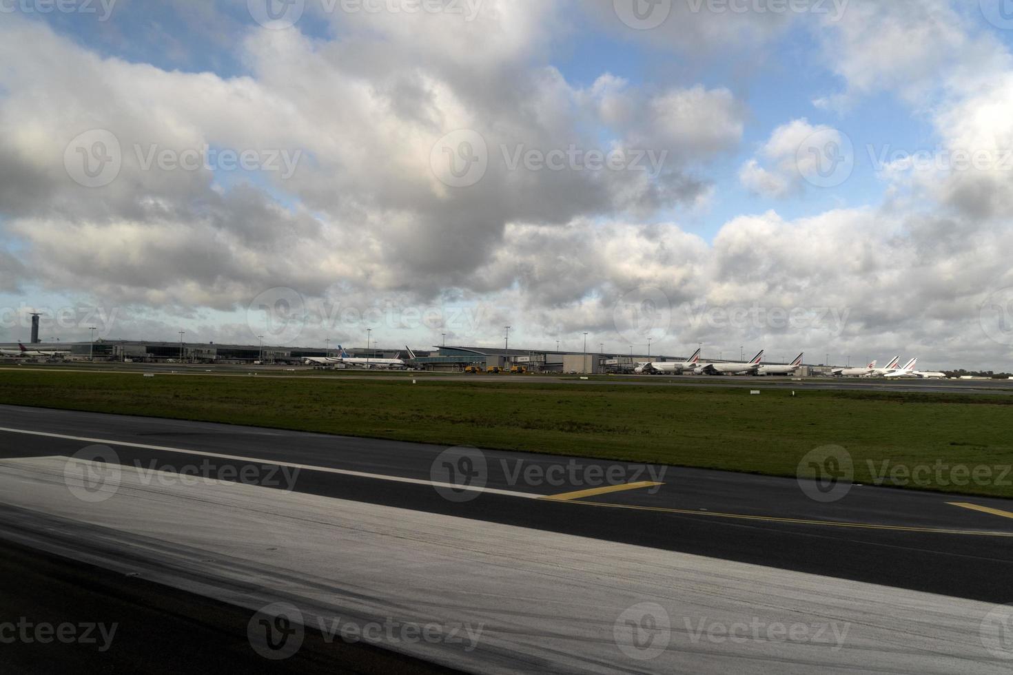 París, Francia - 7 de noviembre de 2019 - Aeropuerto de París CDG aterrizando y cargando carga y pasajeros foto