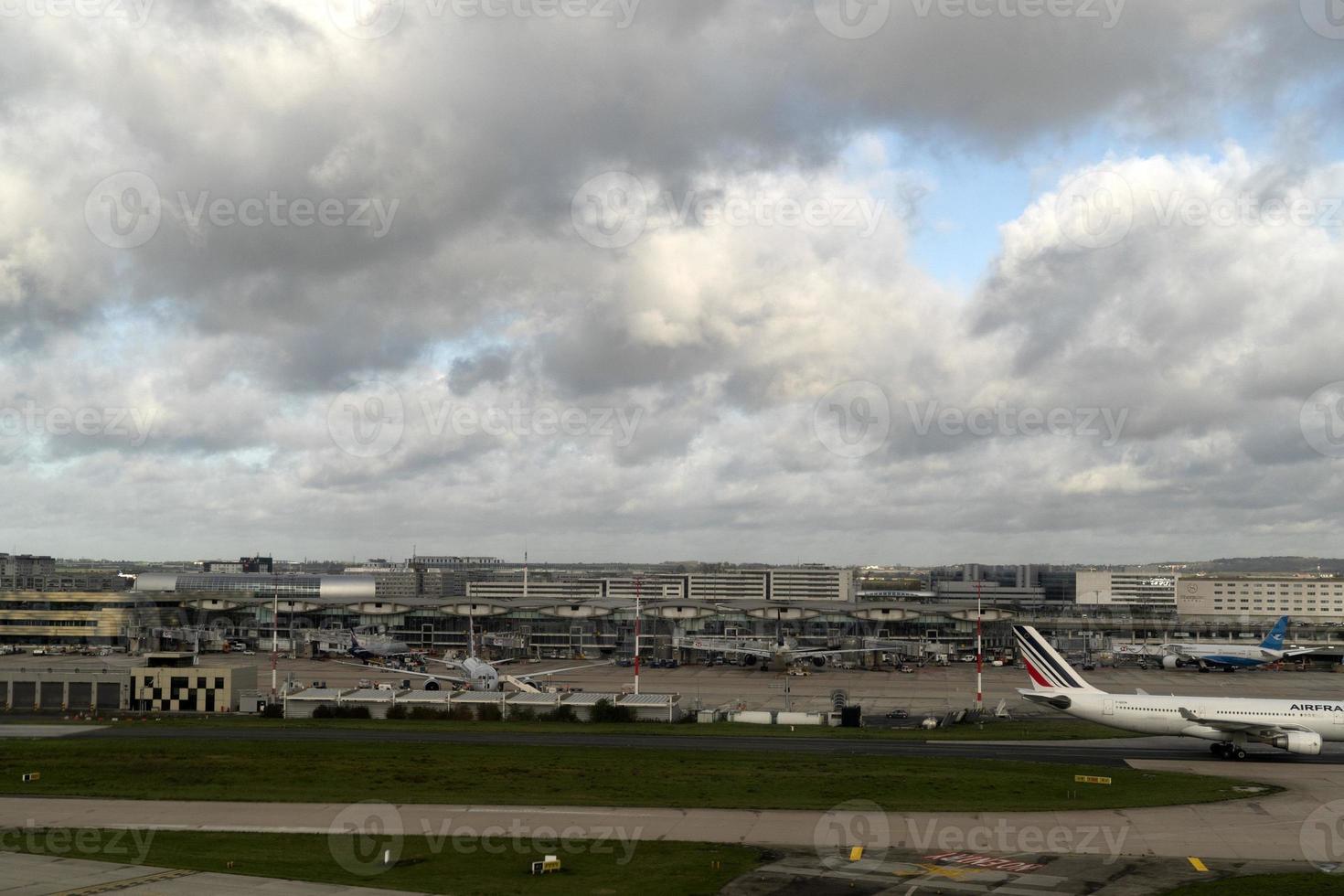 París, Francia - 7 de noviembre de 2019 - Aeropuerto de París CDG aterrizando y cargando carga y pasajeros foto