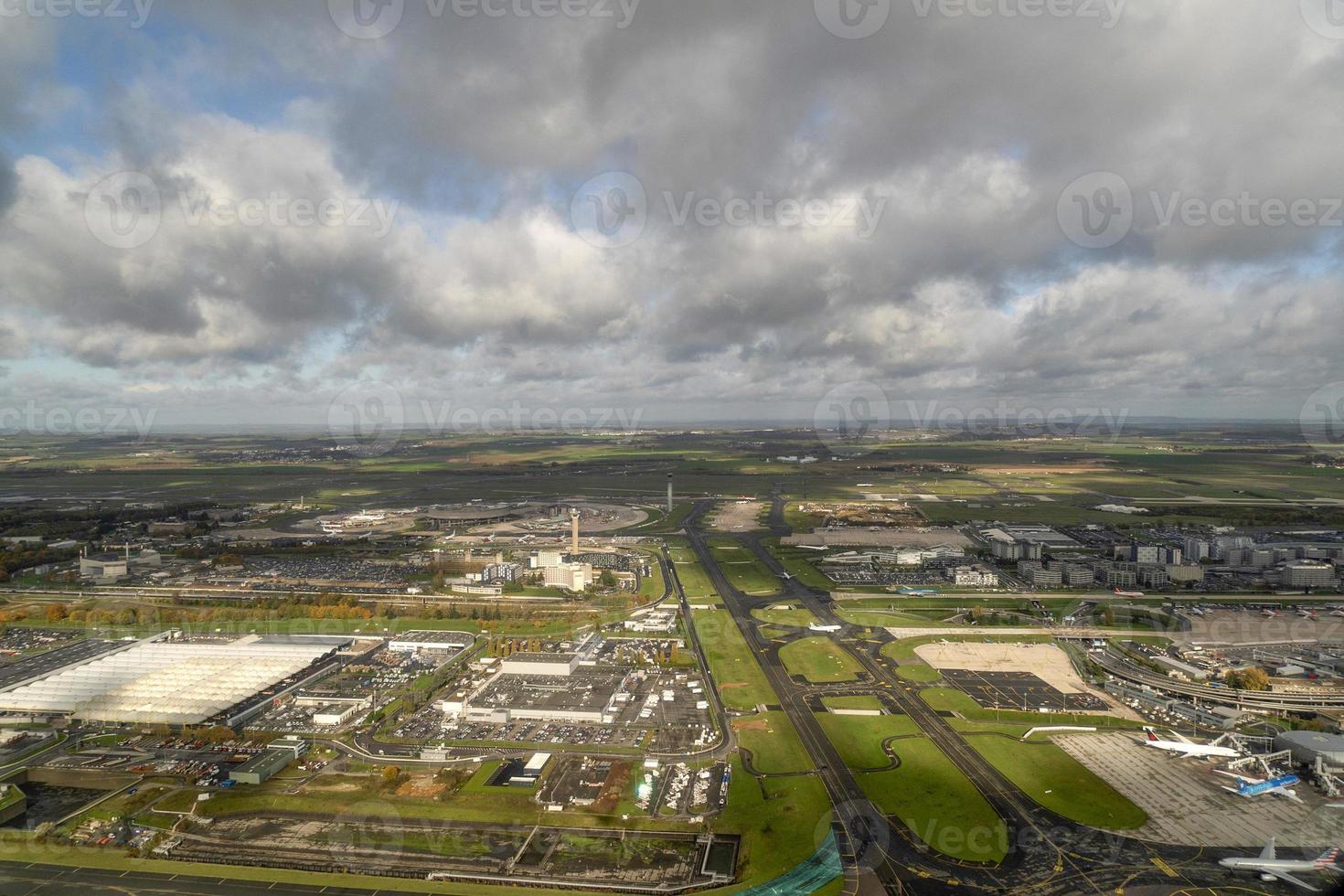 París, Francia - 7 de noviembre de 2019 - Aeropuerto de París CDG aterrizando y cargando carga y pasajeros foto