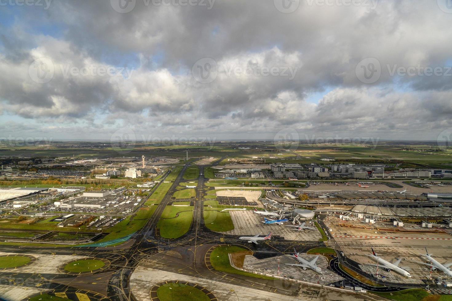 París, Francia - 7 de noviembre de 2019 - Aeropuerto de París CDG aterrizando y cargando carga y pasajeros foto