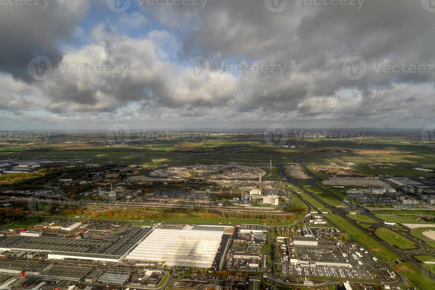 París, Francia - 7 de noviembre de 2019 - Aeropuerto de París CDG aterrizando y cargando carga y pasajeros foto