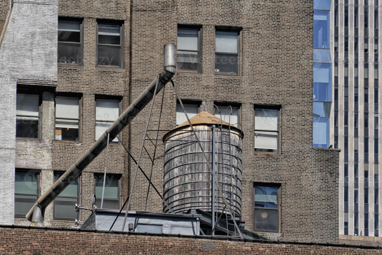 tanque de agua en el techo de los rascacielos de nueva york foto