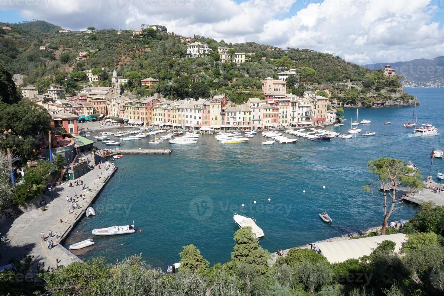 portofino, italia - 19 de septiembre de 2017 - vip y turista en pueblo pintoresco foto