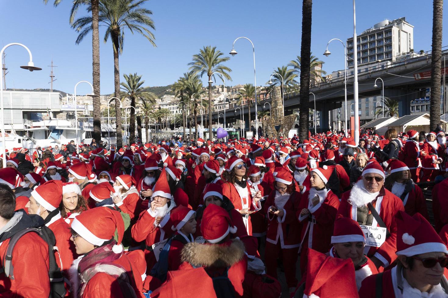 génova, italia - 22 de diciembre de 2019 - paseo tradicional de santa claus foto