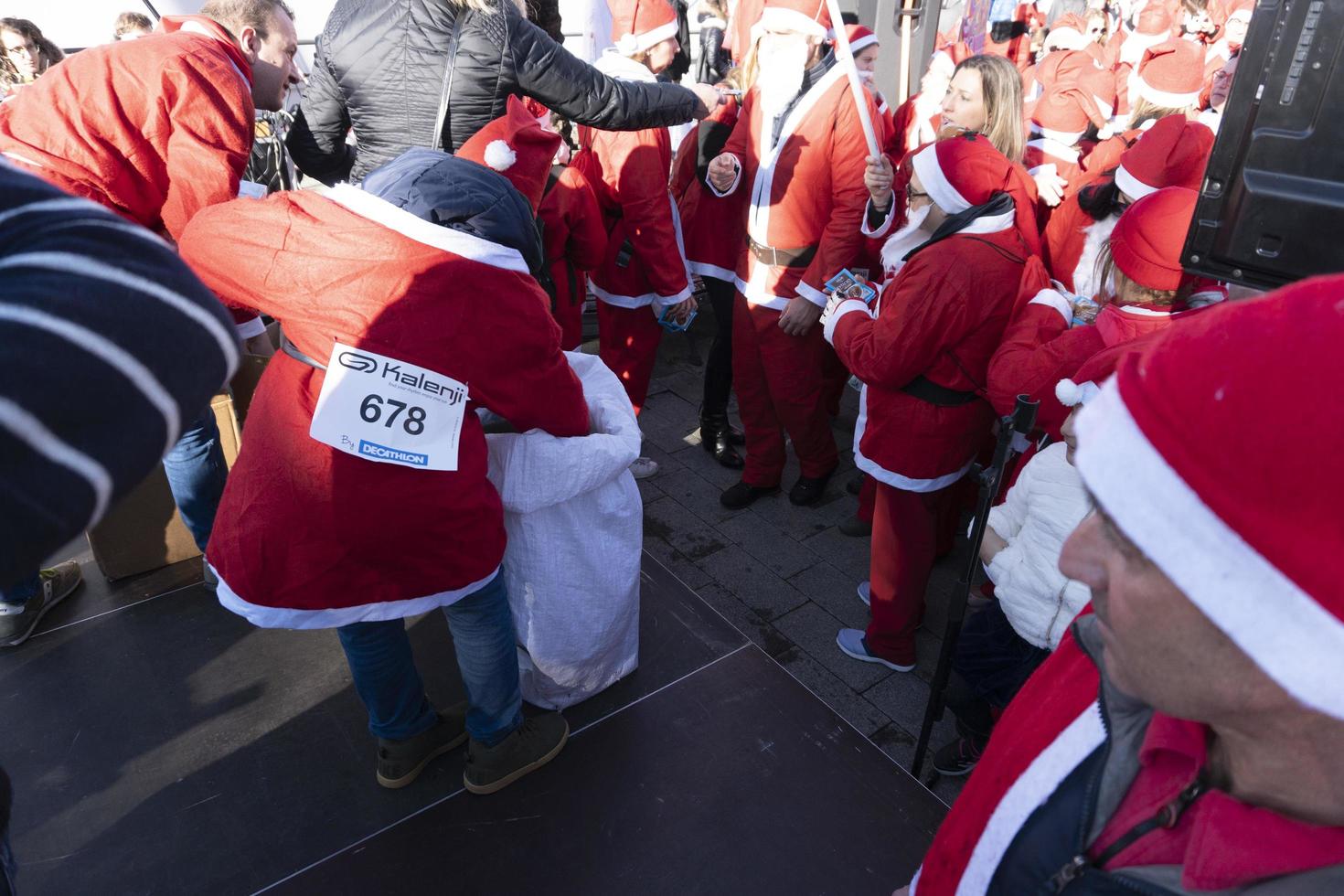 génova, italia - 22 de diciembre de 2019 - paseo tradicional de santa claus foto