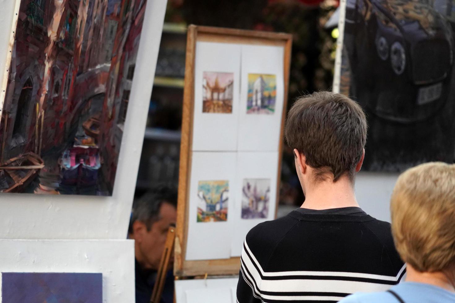 París, Francia - 6 de octubre de 2018 - artista y turista en Montmartre foto