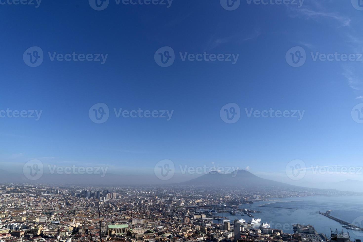 nápoles, italia - 30 de enero de 2020 - vista de la ciudad y el puerto y el volcán castel saint elmo foto