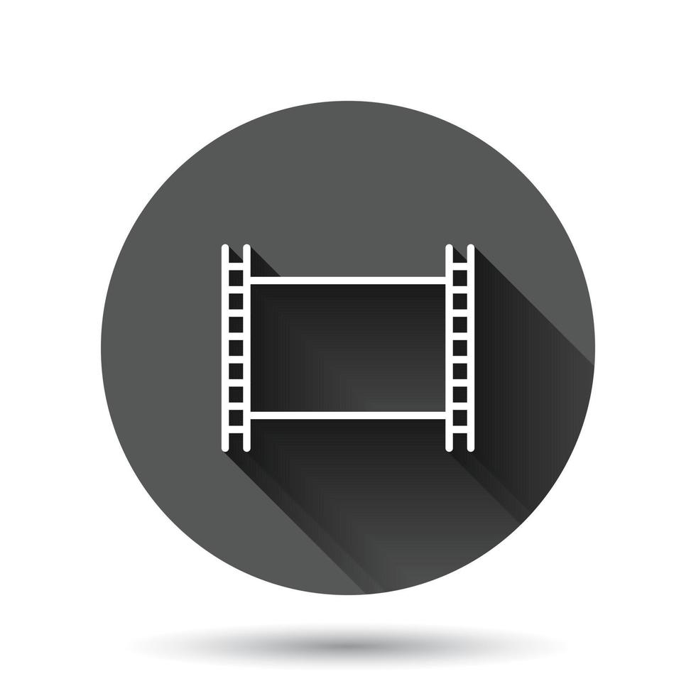 icono de película en estilo plano. ilustración de vector de película sobre fondo redondo negro con efecto de sombra larga. Reproducir concepto de negocio de botón de círculo de video.