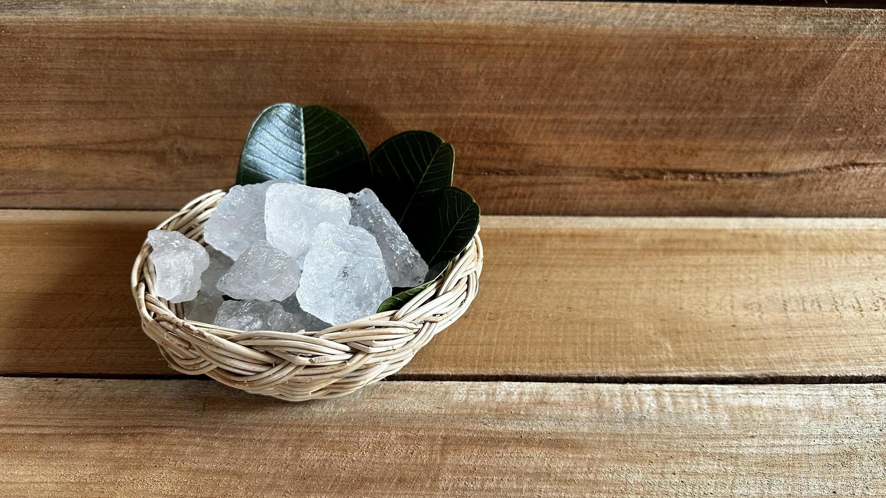 cubos de alumbre sobre fondo de madera marrón compuesto químico sustancia concepto para spa y tratamiento de axilas industrial foto