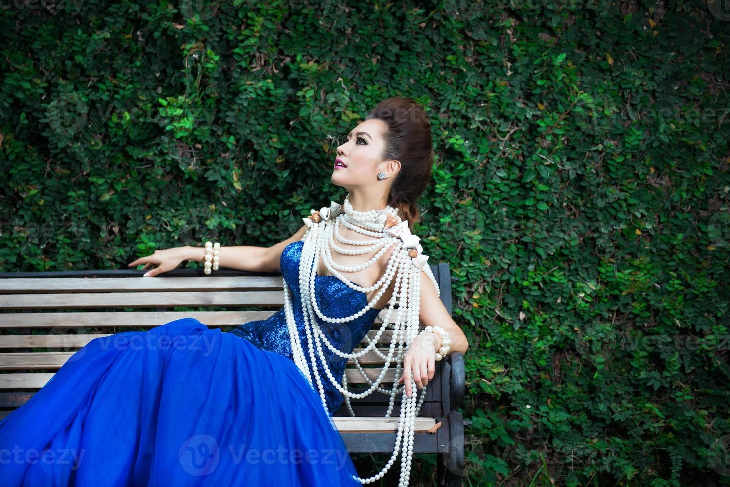 hermosa dama en vestido azul de lujo con perla foto
