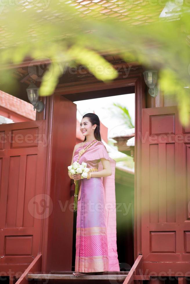 hermosa chica tailandesa en traje tradicional tailandés foto