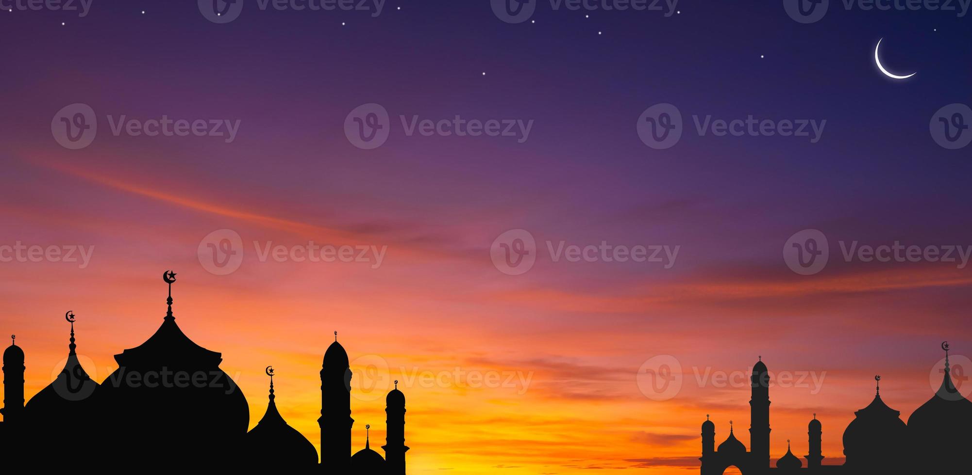 cúpula de mezquitas de silueta con luna creciente y estrellas en el fondo del cielo crepuscular en el tiempo de la tarde durante el mes sagrado del ramadán foto
