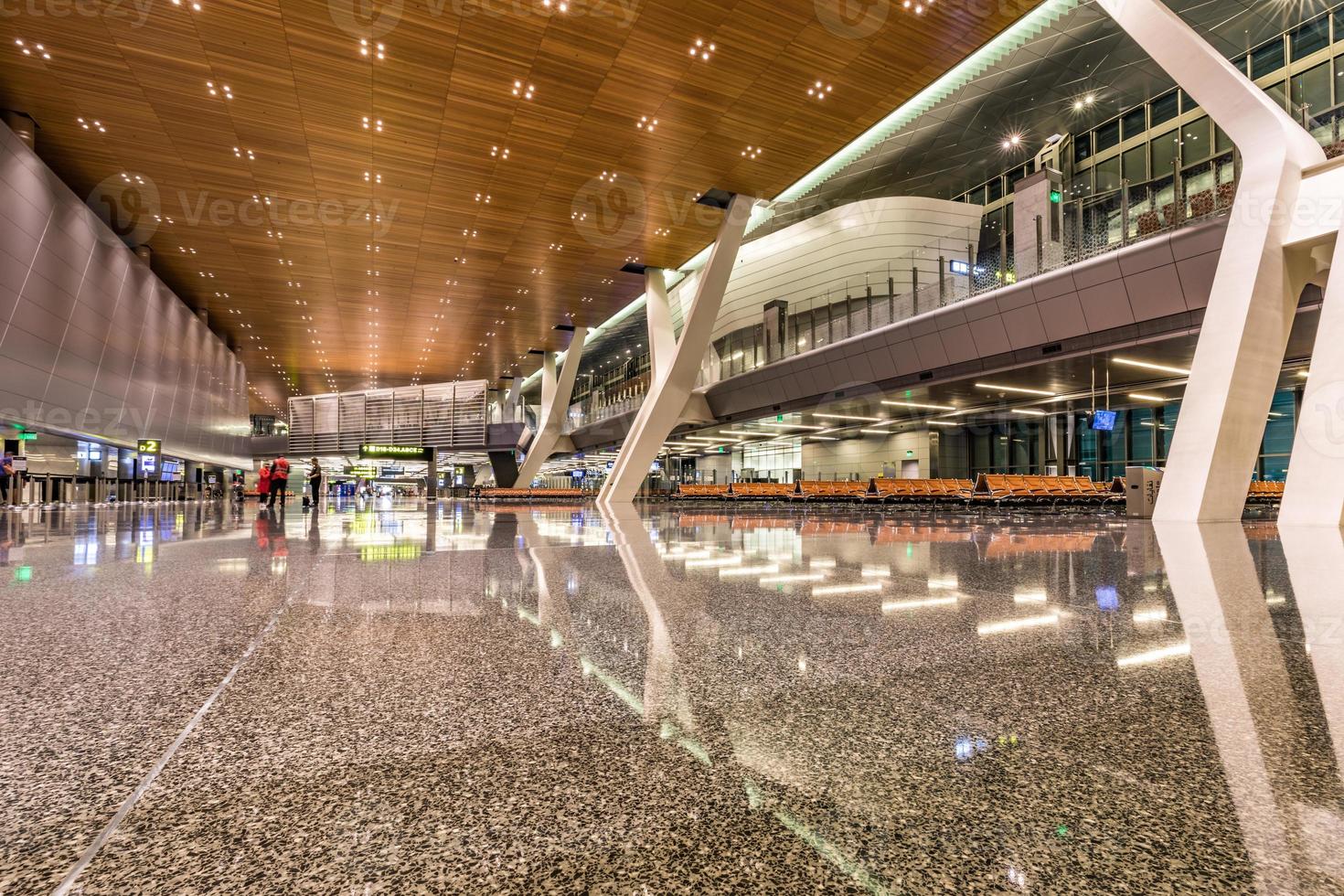 interior del aeropuerto internacional hamad en doha, qatar foto