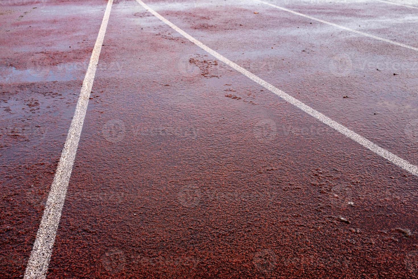 pista de atletismo bajo la lluvia foto