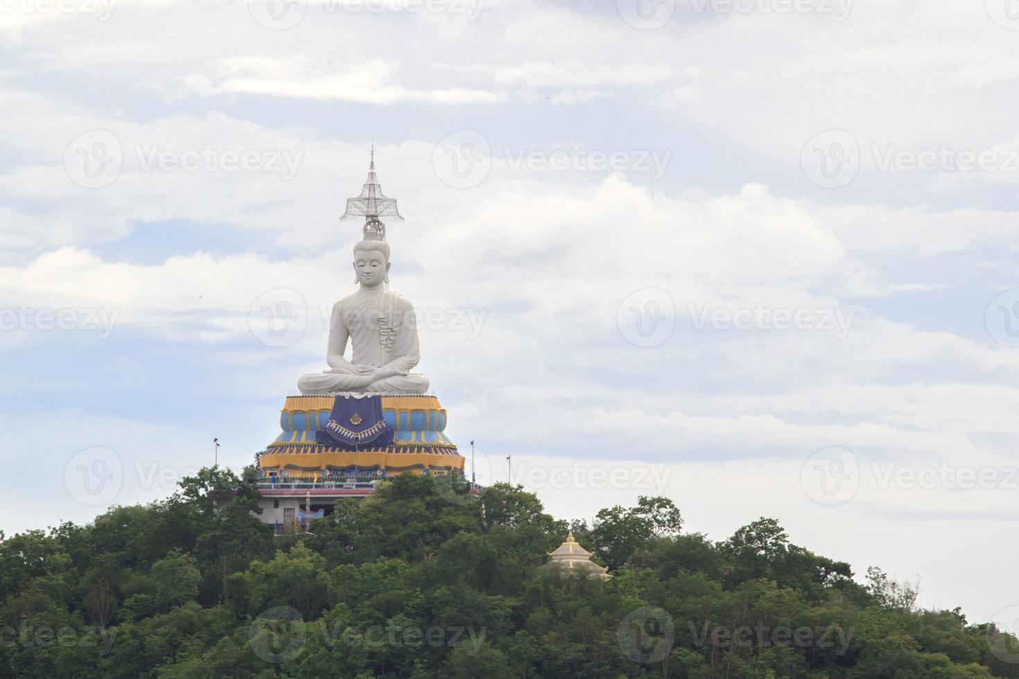 imagen de buda blanca en una montaña alta, construida con la creencia del budismo como ancla espiritual y rodeada de árboles verdes, agudiza las montañas altas. foto