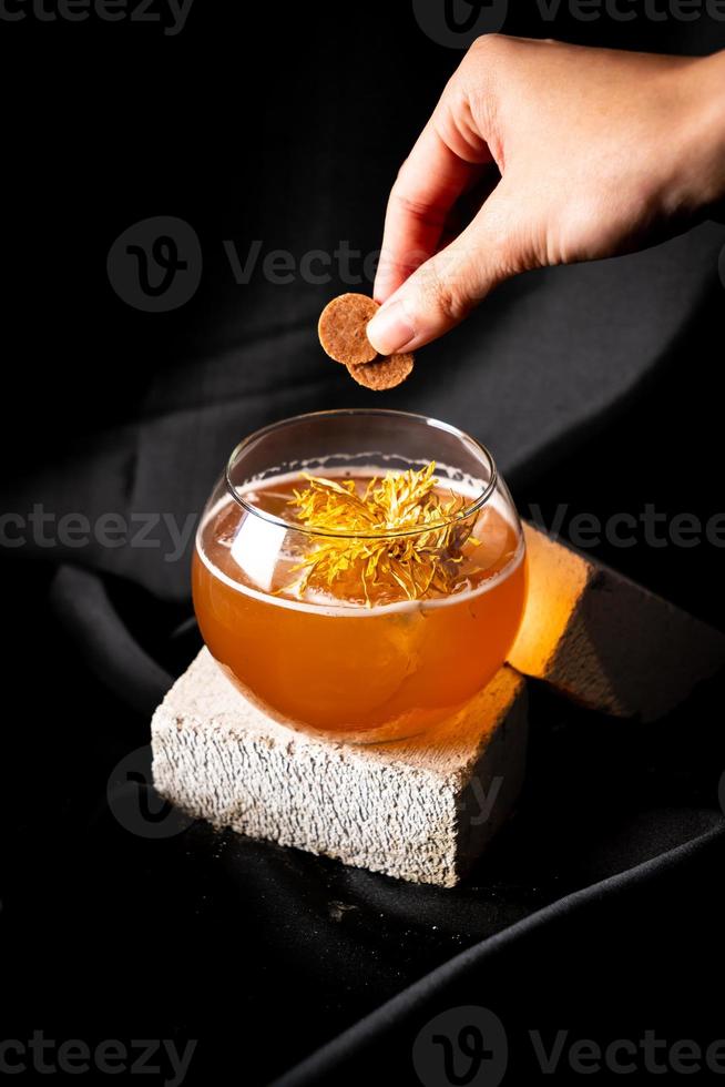 cóctel: ginebra infusionada con ciruela seca, vermut seco infusionado con ciruela, drambuie, zumo de lima, sirope foto