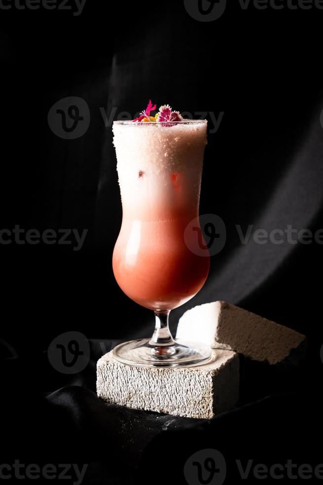 cóctel: vodka infundido con fresa, vermont dulce infundido con chocolate, clara de huevo, jarabe, jugo de lima, topping con pop mágico foto