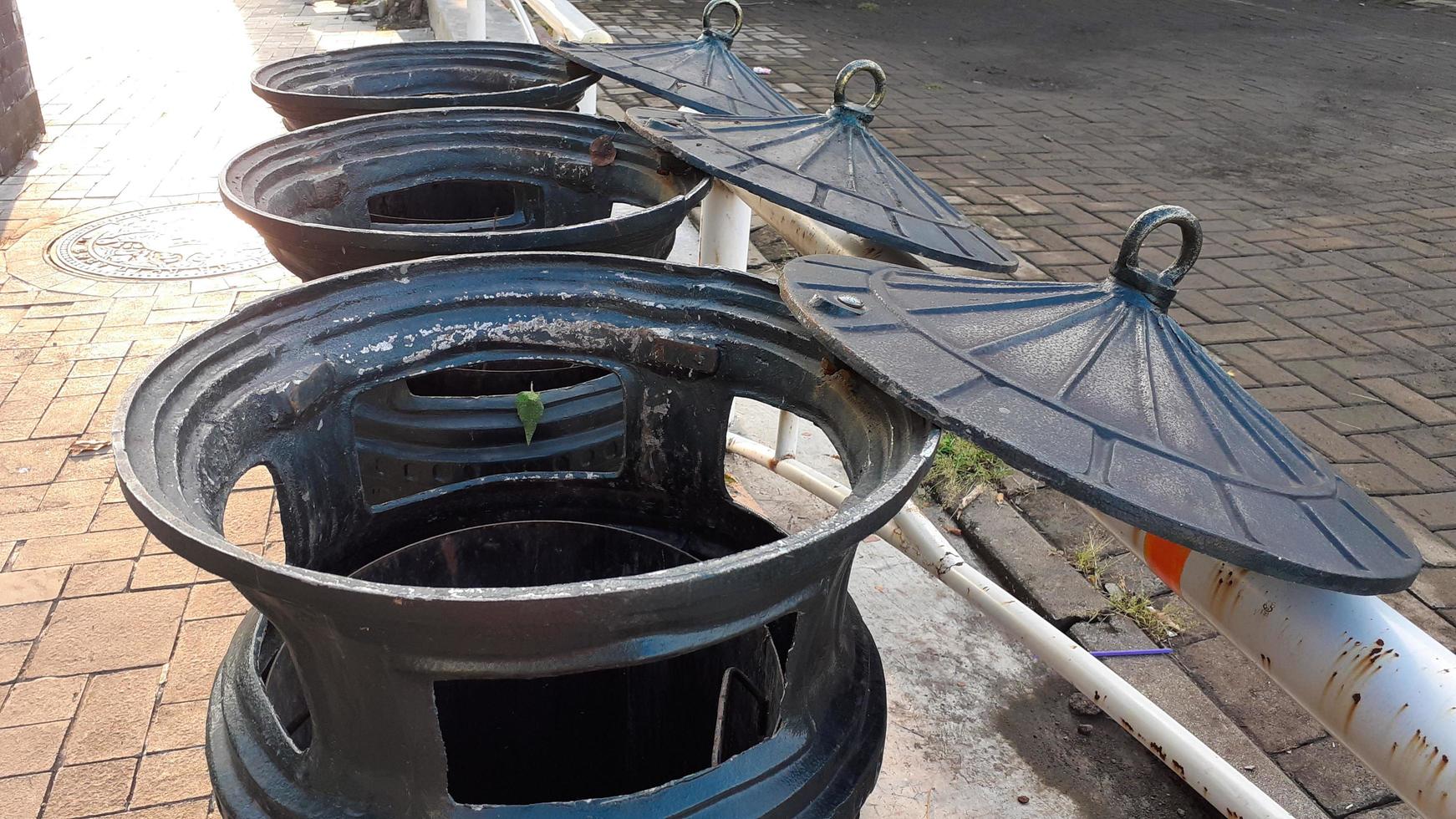 trash in the old town of Semarang photo