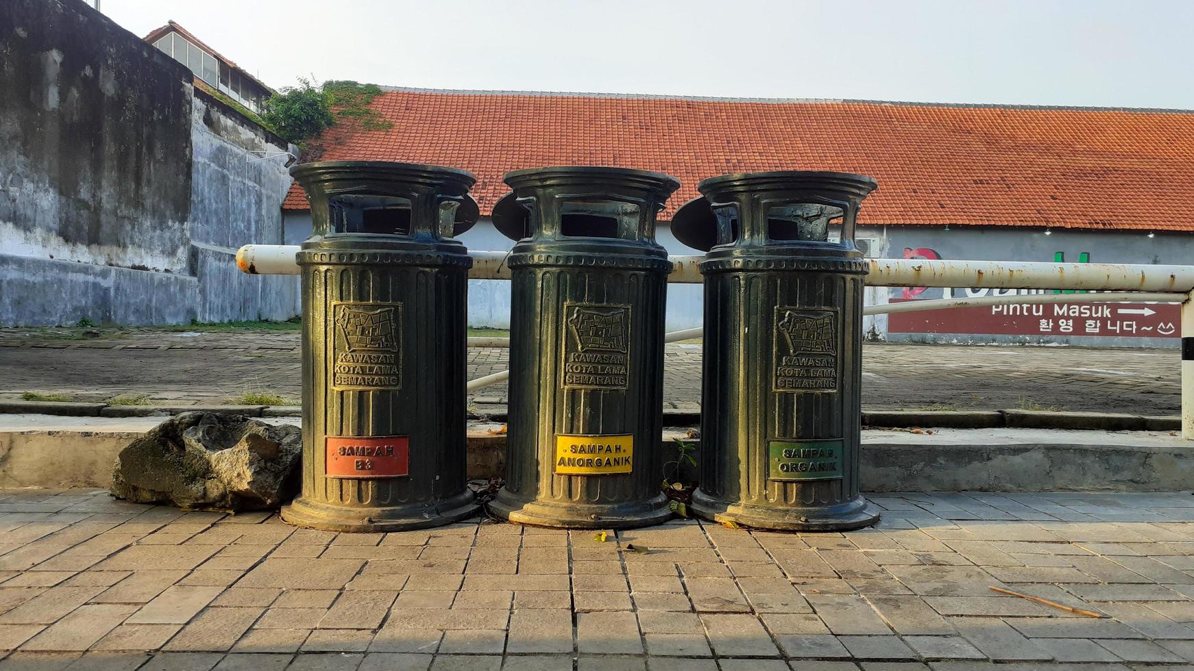 trash in the old town of Semarang photo