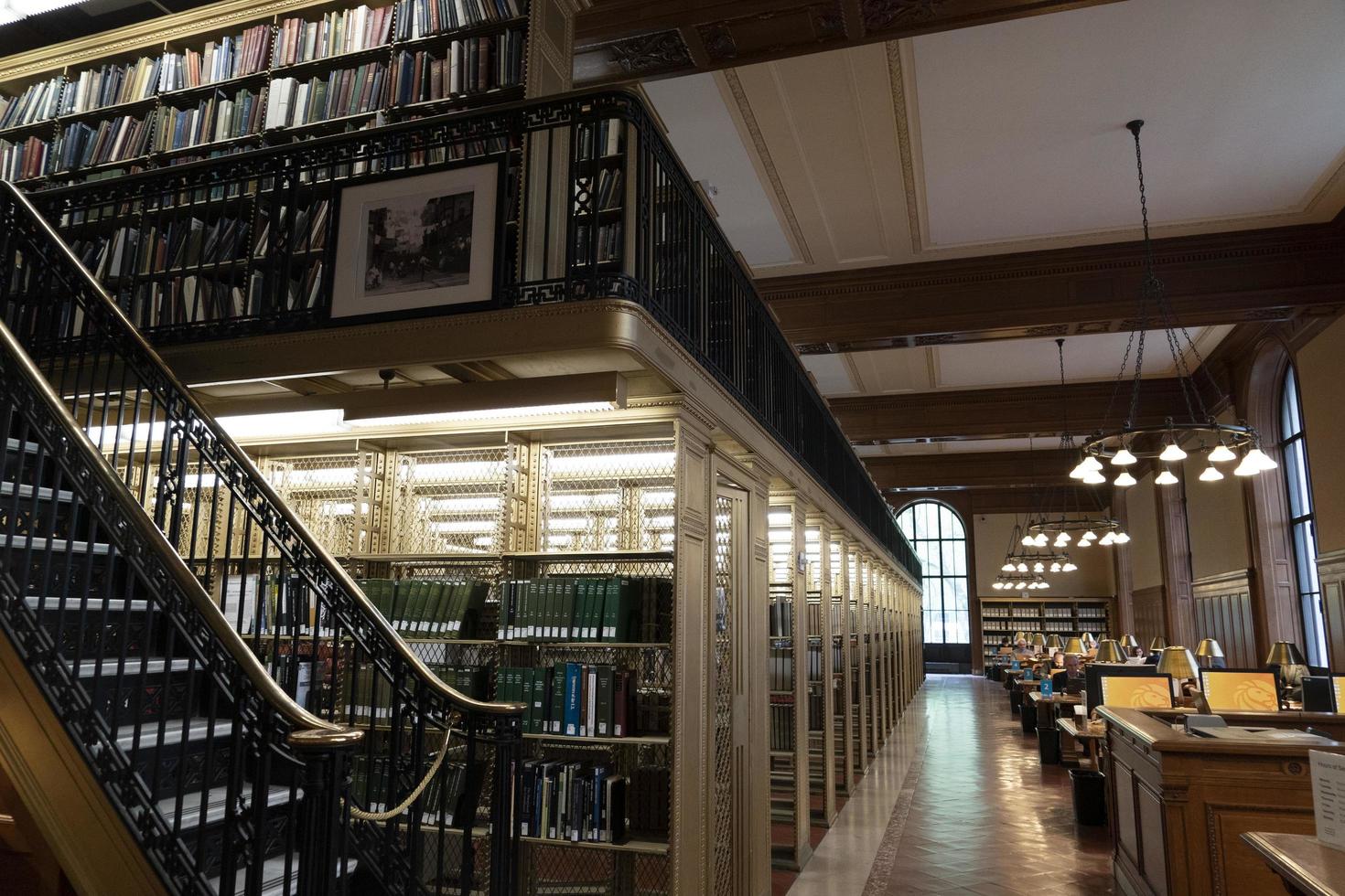 nueva york, estados unidos - 4 de mayo de 2019 - interior de la biblioteca pública en la quinta avenida foto