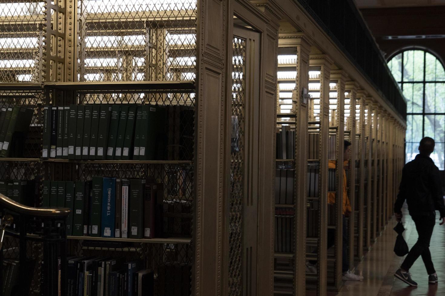 nueva york, estados unidos - 4 de mayo de 2019 - interior de la biblioteca pública en la quinta avenida foto