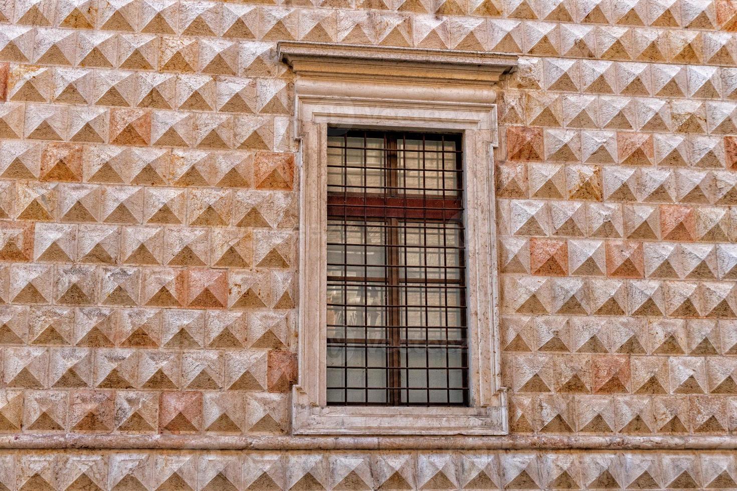 fachada de la pirámide del palacio del diamante de ferrara foto