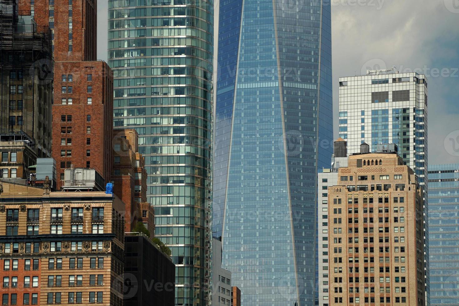 detalle de los rascacielos de nueva york vista del paisaje urbano desde la isla de la libertad del río hudson foto