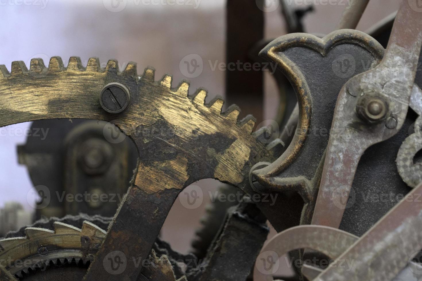 antiguo detalle del mecanismo del reloj de la torre antigua foto