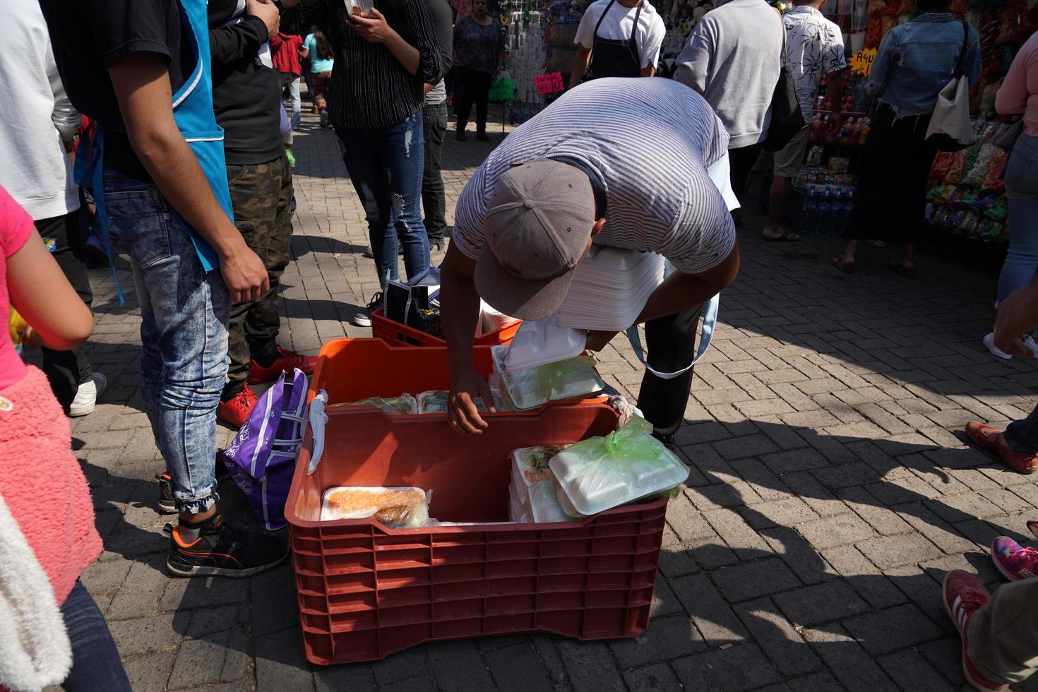 ciudad de méxico, 3 de febrero de 2019 - parque de la ciudad de chapultepec lleno de gente el domingo foto