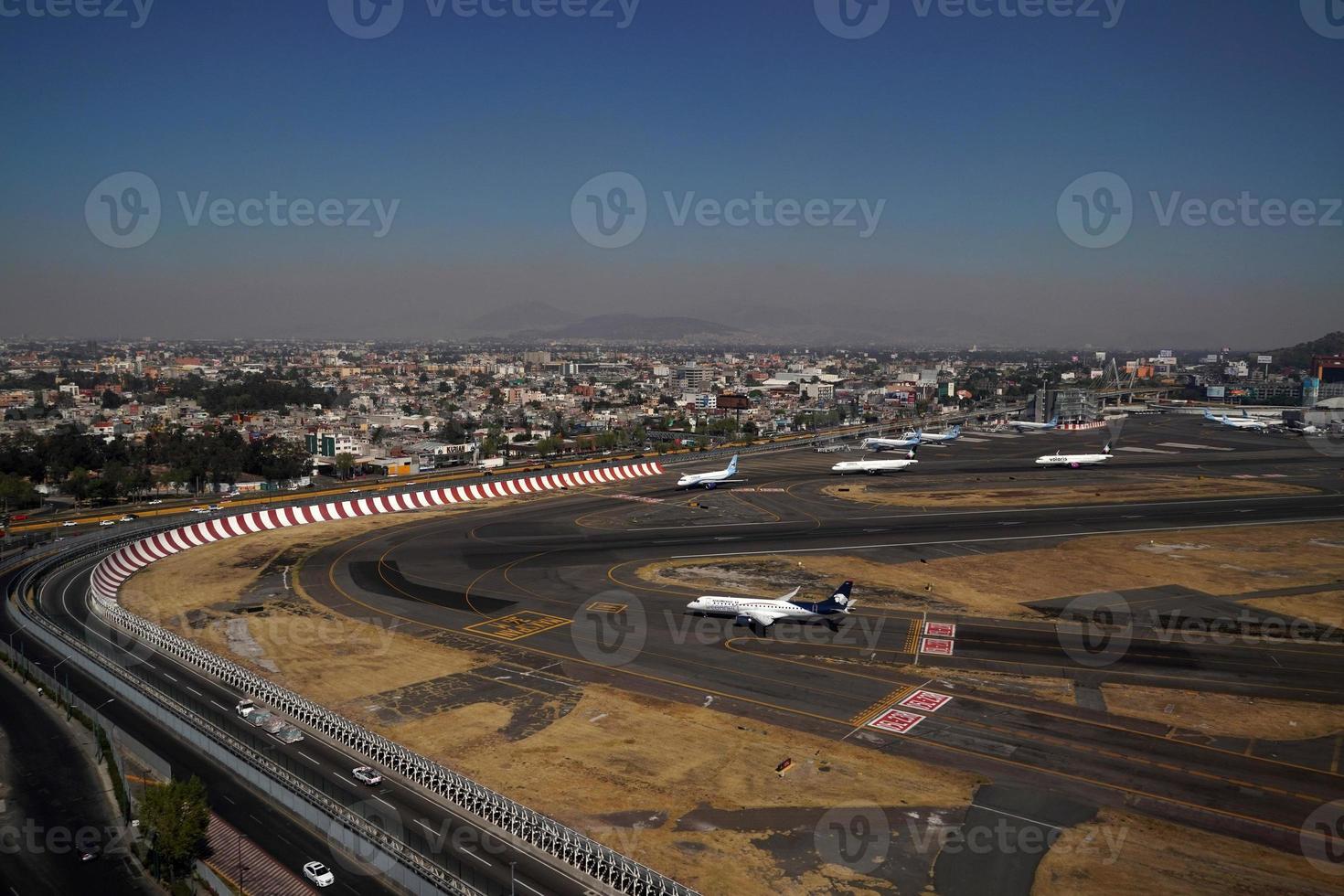 ciudad de méxico, 3 de febrero de 2019 - vista aérea del aeropuerto de la ciudad de méxico panorama del paisaje urbano foto