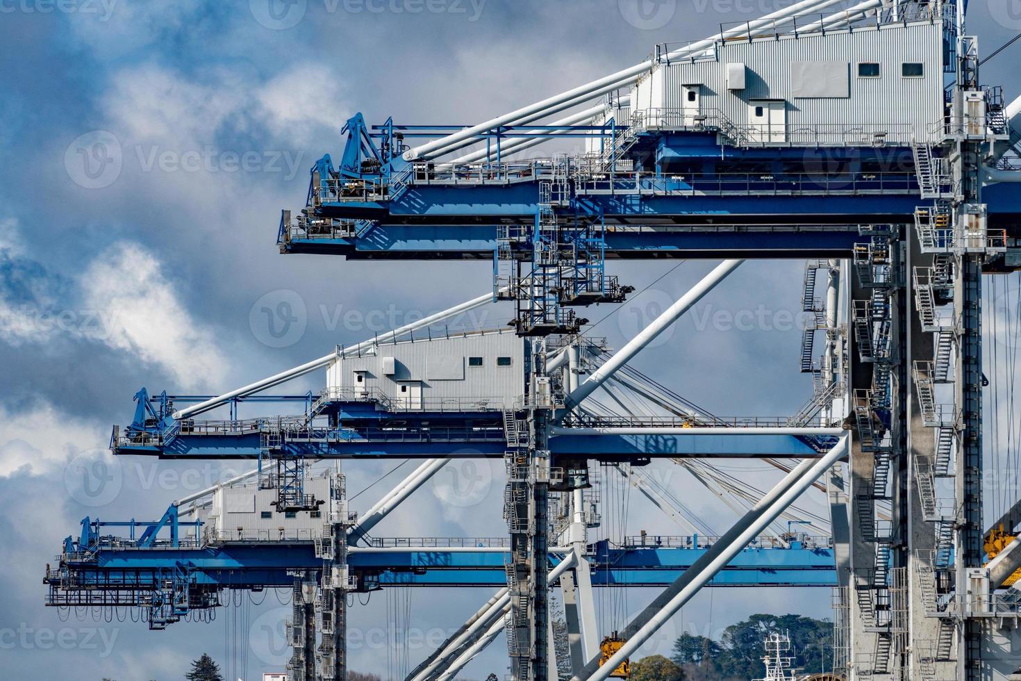 detalle de la grúa de contenedores grandes del puerto foto