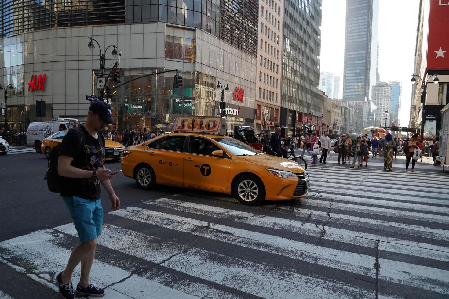 Nueva York, Estados Unidos - 25 de mayo de 2018 - Times Square lleno de gente foto