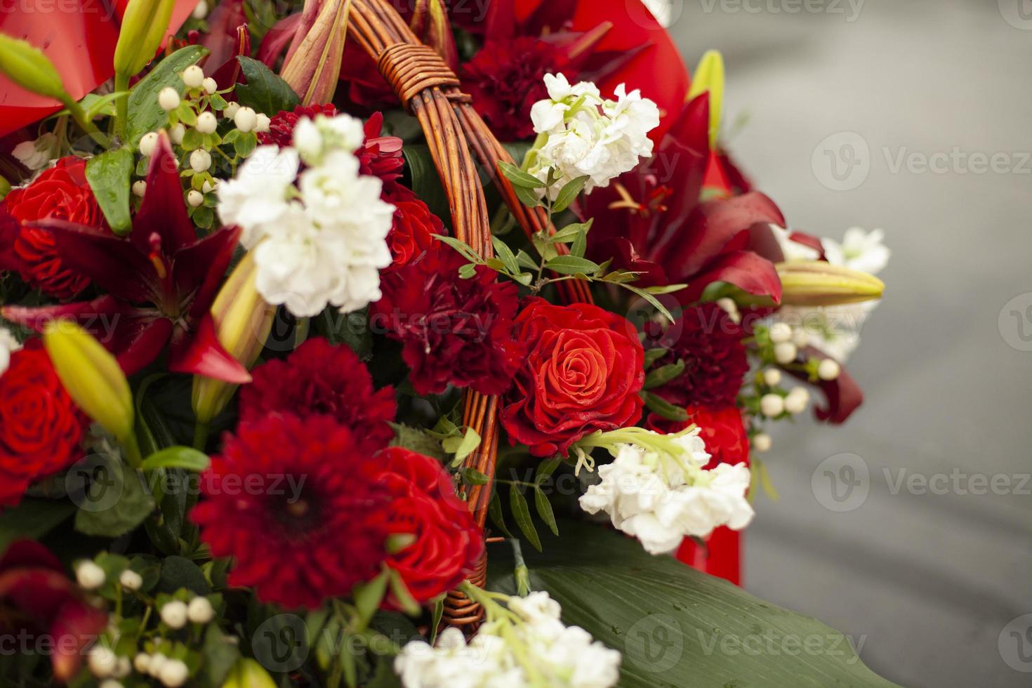 flores en memorial. Detalles de decoración funeraria. ramo de flores en la tumba. foto