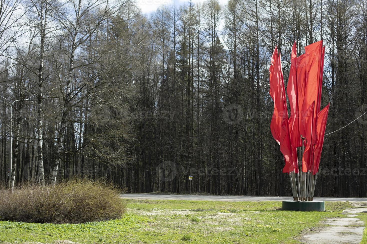 banderas rojas en rusia. decoración de la ciudad para vacaciones el día de la victoria. banderas rojas. foto