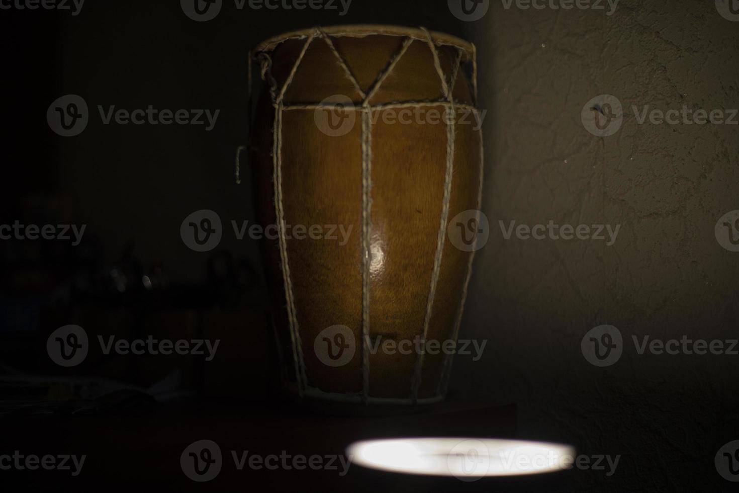 tambor africano. instrumento acústico intrusión de choque en casa. árbol marrón foto