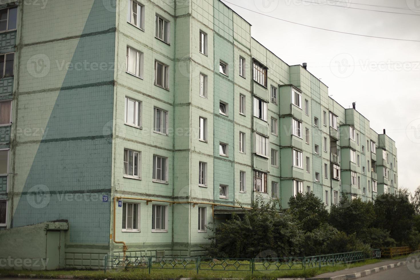 edificio en la ciudad. casa residencial con gran cantidad de ventanas. desarrollo Urbano. foto