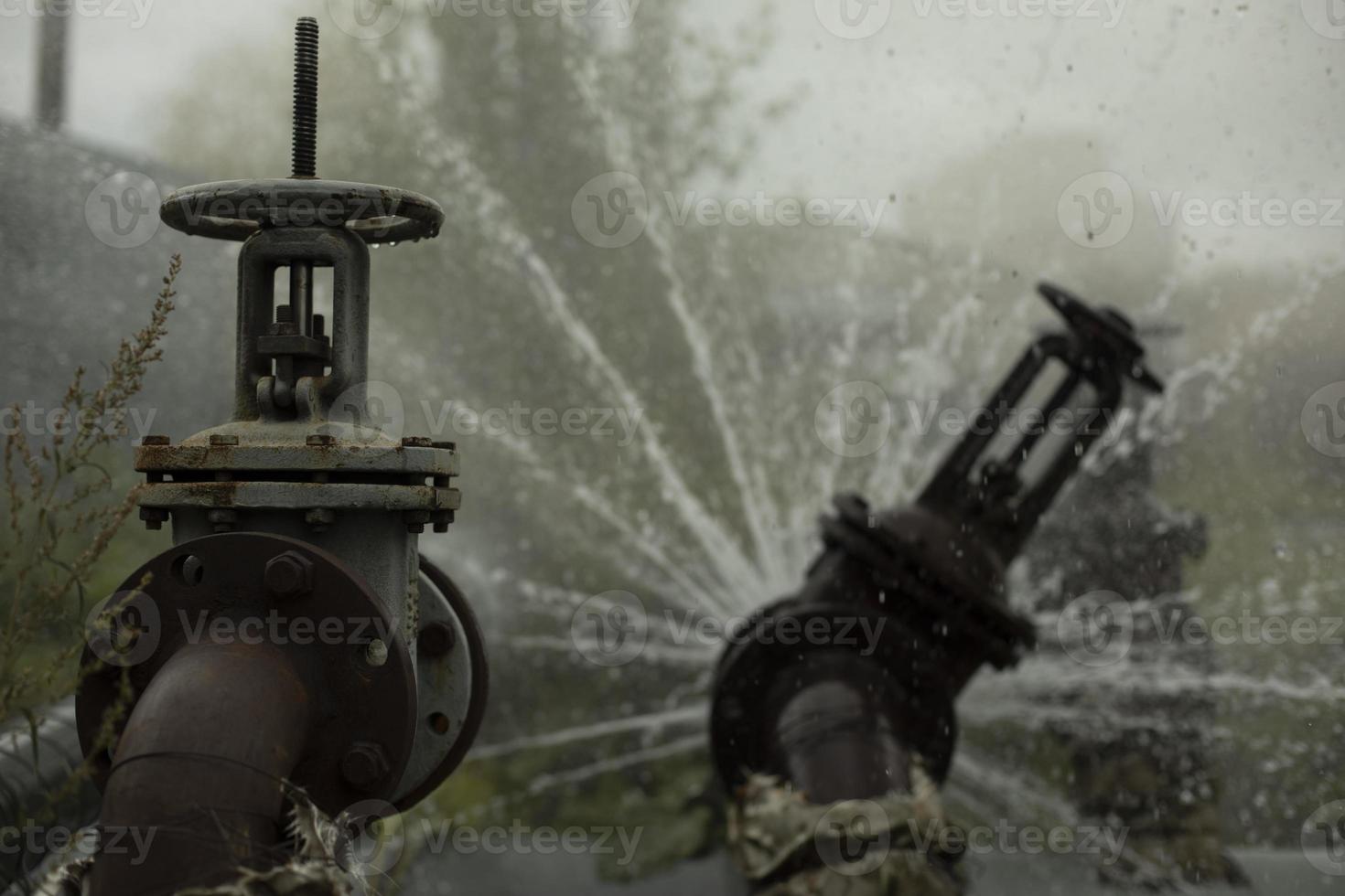 tubería de calefacción de avance. accidente de oleoducto sale agua hirviendo. foto