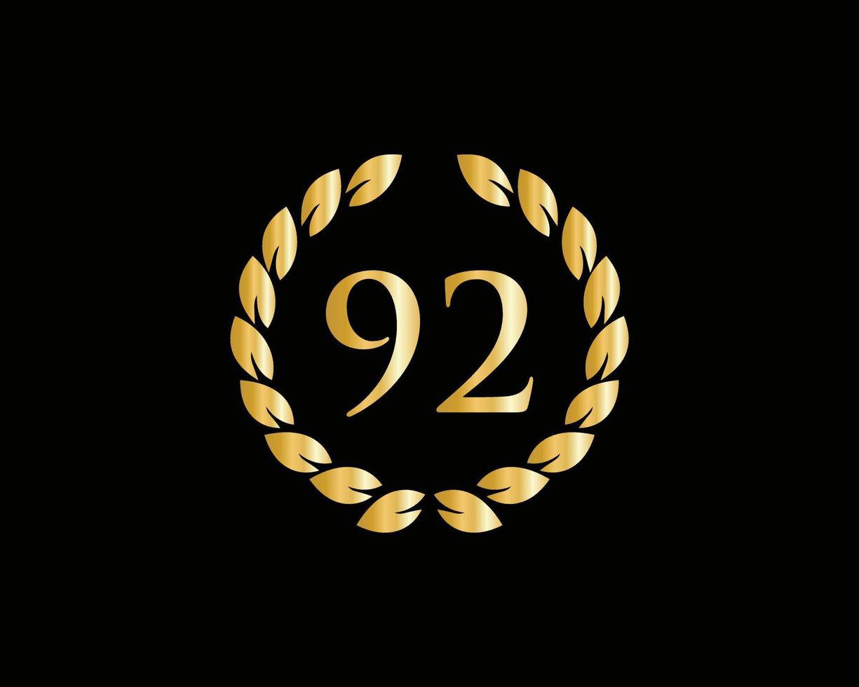 Logotipo de aniversario de 92 años con anillo dorado aislado en fondo negro, para cumpleaños, aniversario y celebración de la empresa vector