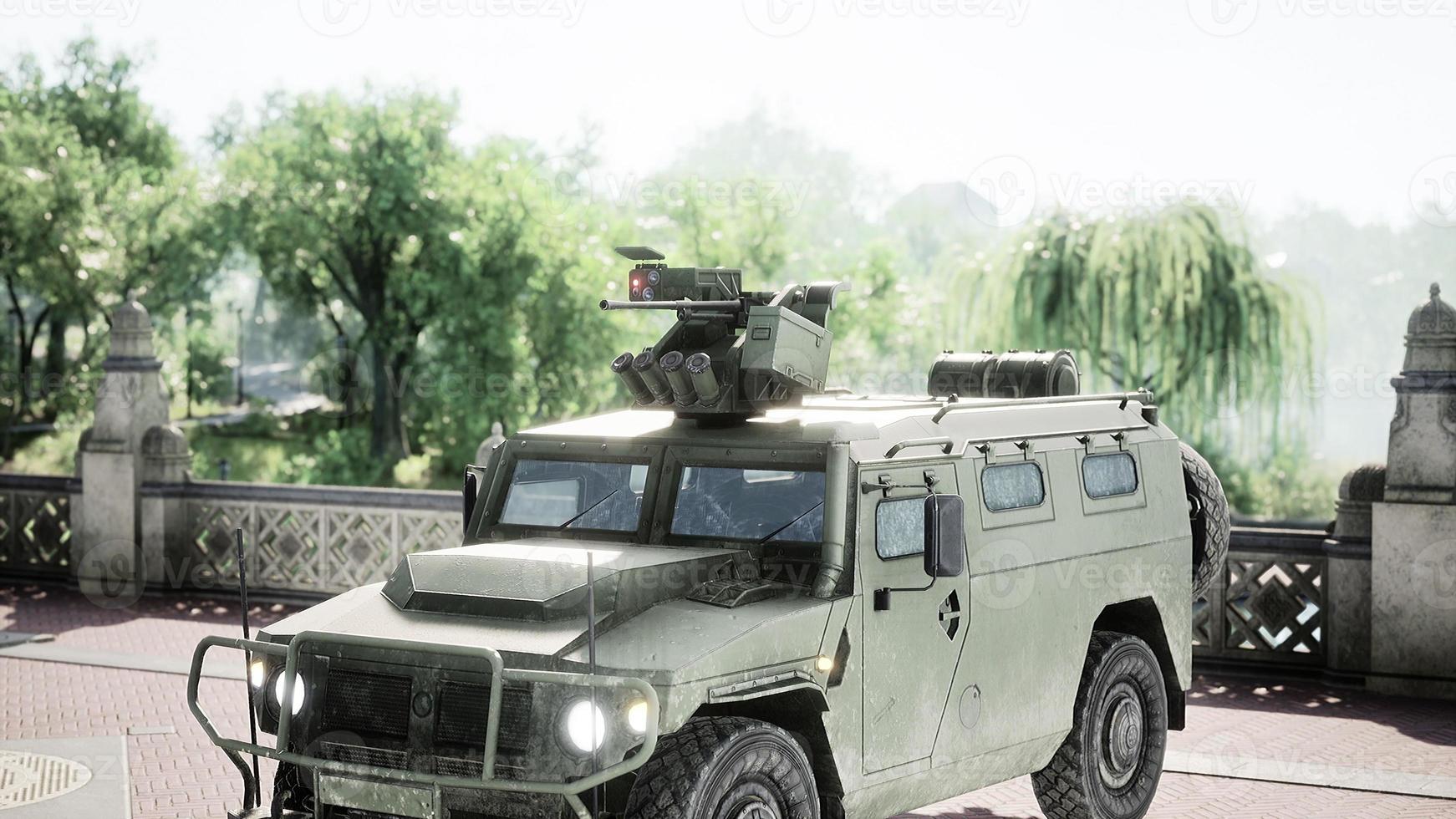 coche militar blindado en la gran ciudad foto