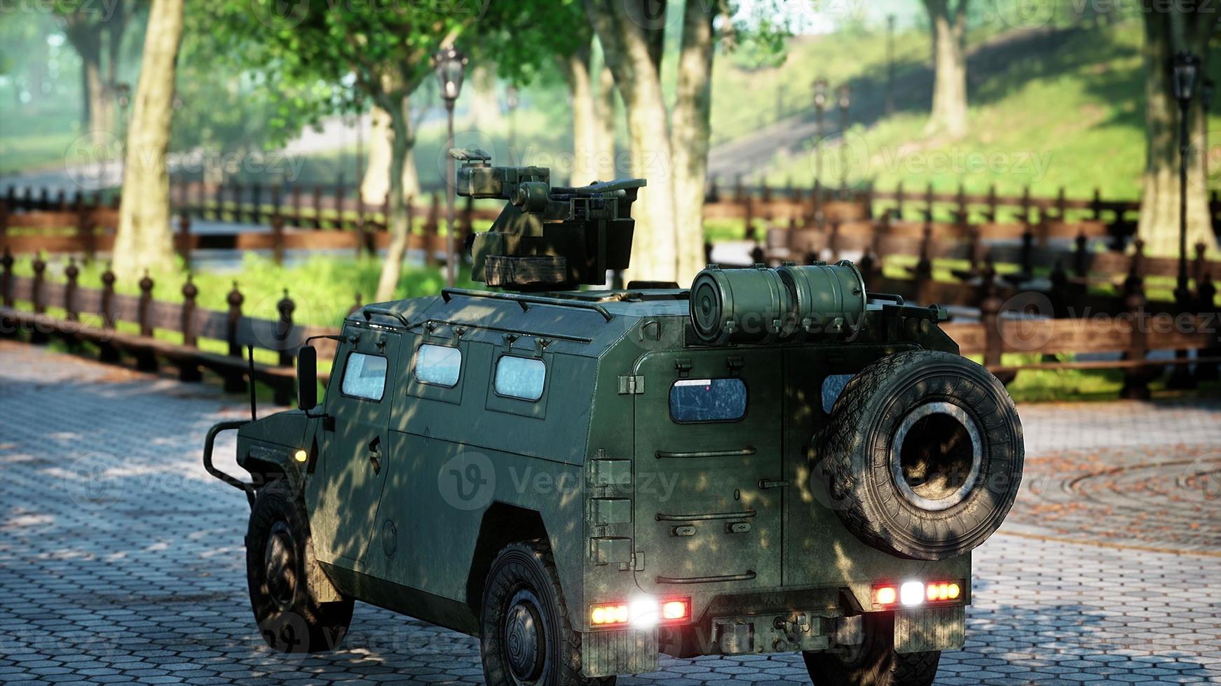 coche militar blindado en la gran ciudad foto