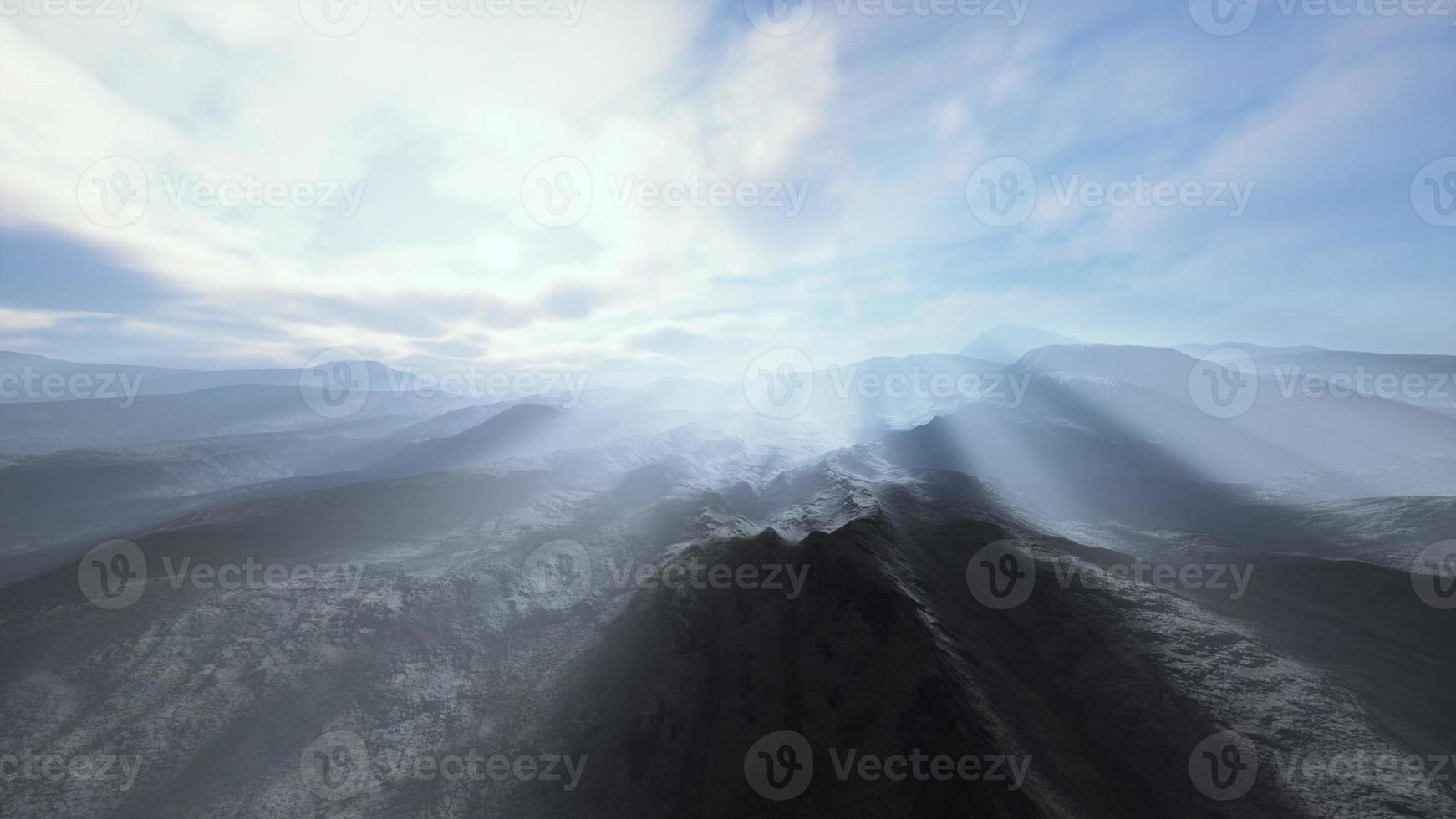 cadenas alpinas envueltas en la niebla de la mañana foto