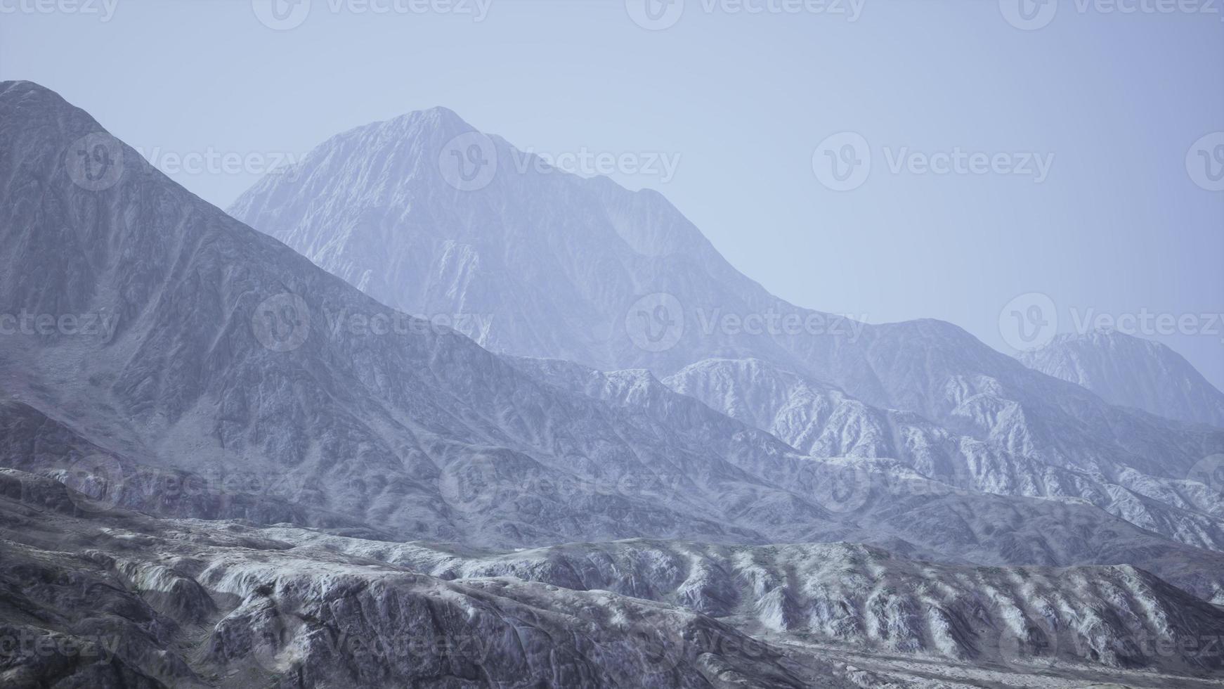 vista de las montañas afganas en la niebla foto