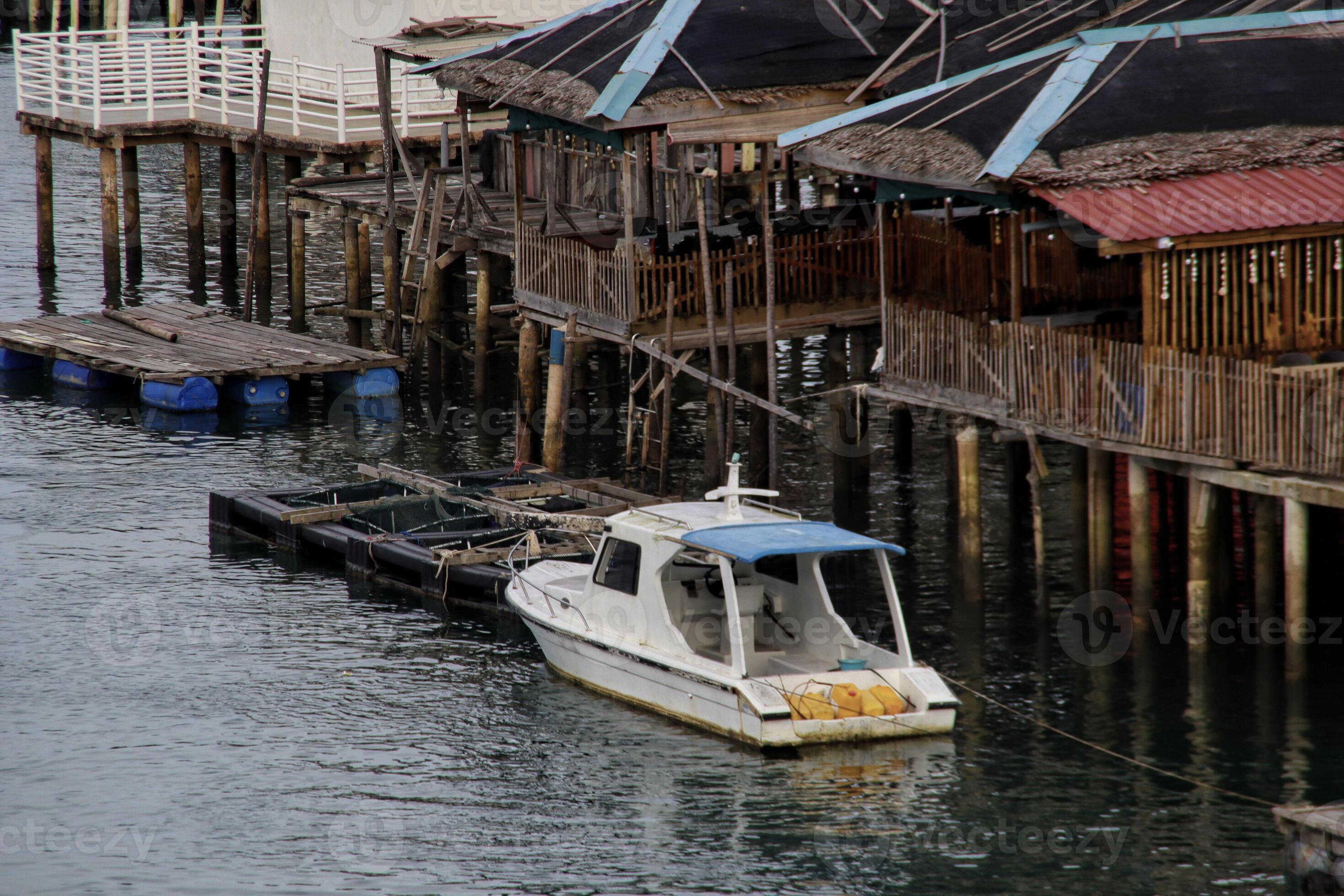 A white boat docking near floating village. 17456910 Stock Photo at