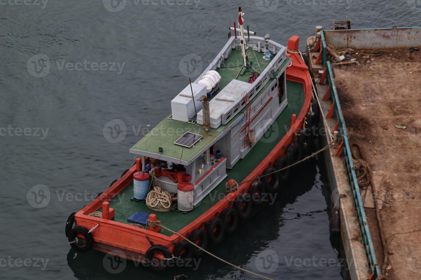 remolcador de atraque o embarcación marina que maniobra embarcaciones empujándolas o remolcándolas. foto