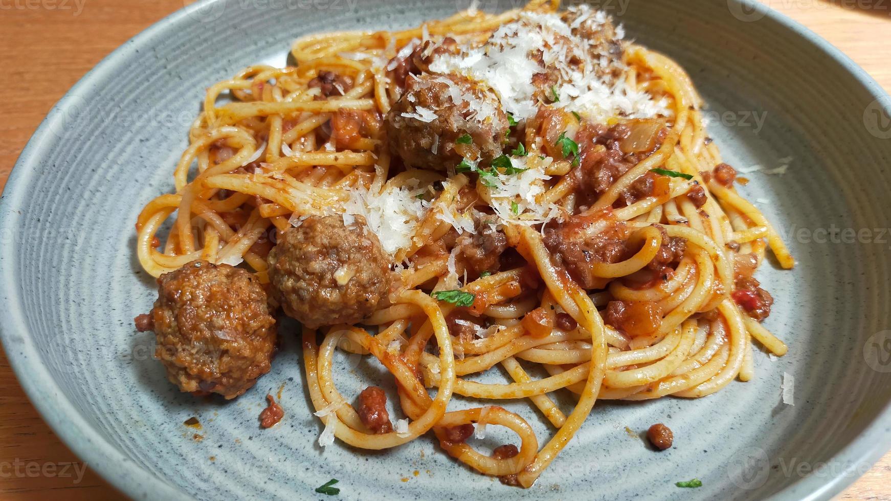 foto de cerca de espaguetis y albóndigas servidas en el plato.