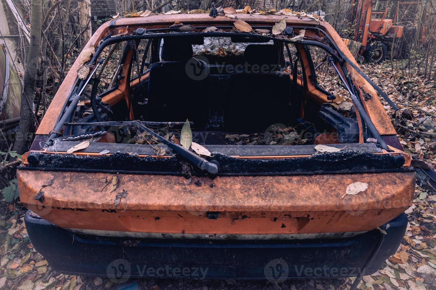 viejos autos abandonados tirados en el bosque en algún lugar de bélgica. foto