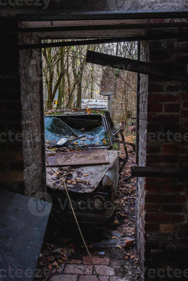 viejos autos abandonados tirados en el bosque en algún lugar de bélgica. foto