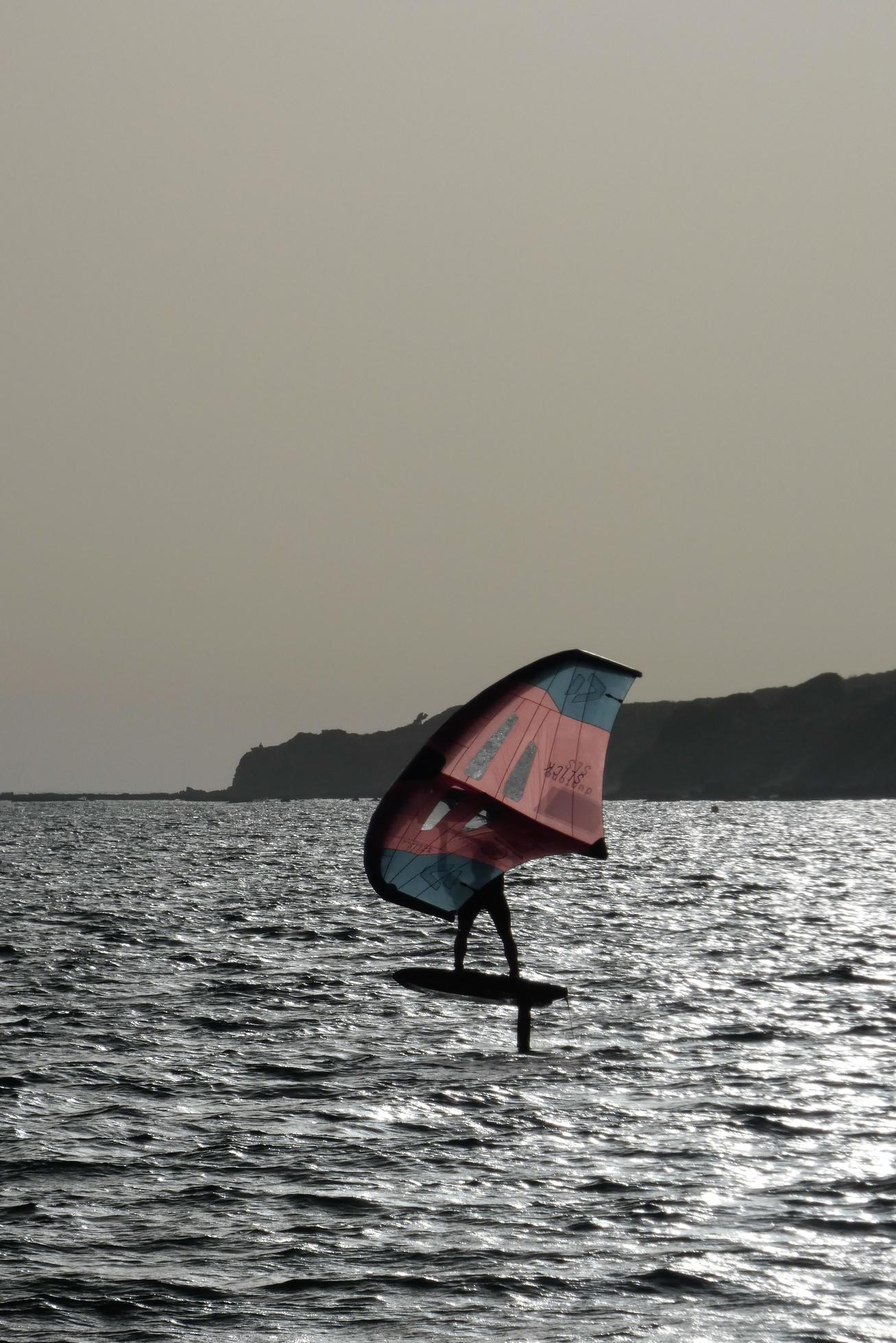 windsurfing, kitesurfing, water and wind sports powered by sails or