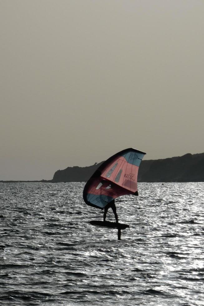 windsurf, kitesurf, deportes acuáticos y de viento impulsados por velas o cometas foto