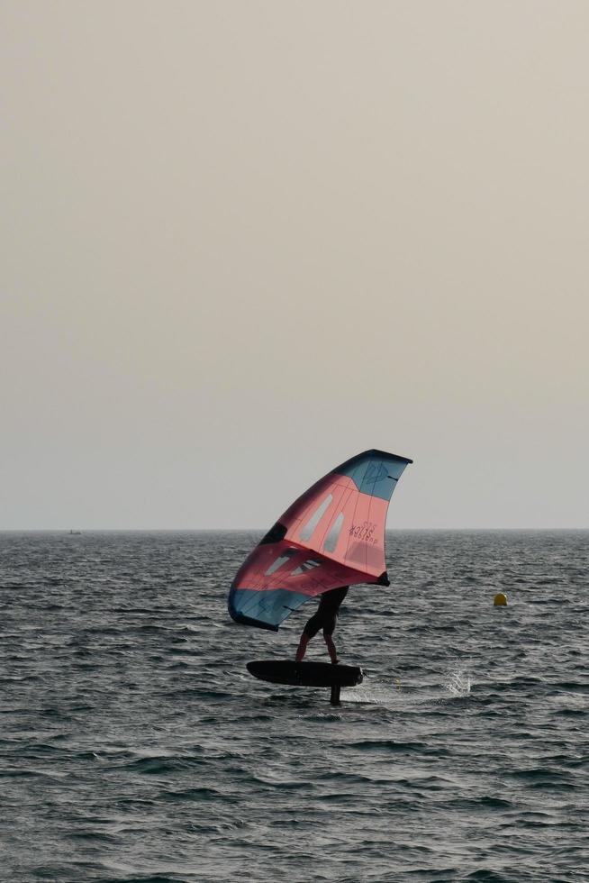 windsurf, kitesurf, deportes acuáticos y de viento impulsados por velas o cometas foto